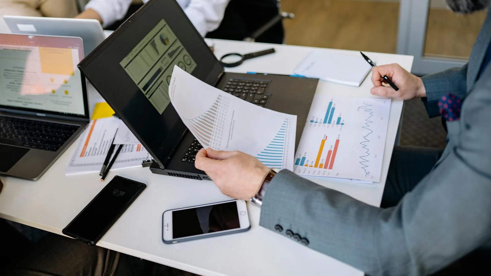 Automatización vs manejo manual de redes: ¿qué conviene más a tu negocio en Colombia?