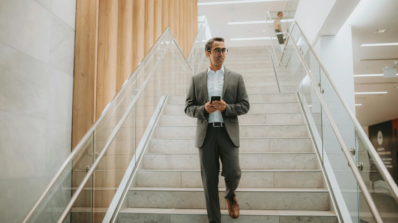 Cómo escalar tu negocio en Colombia sin contratar más empleados: Automatización con IA